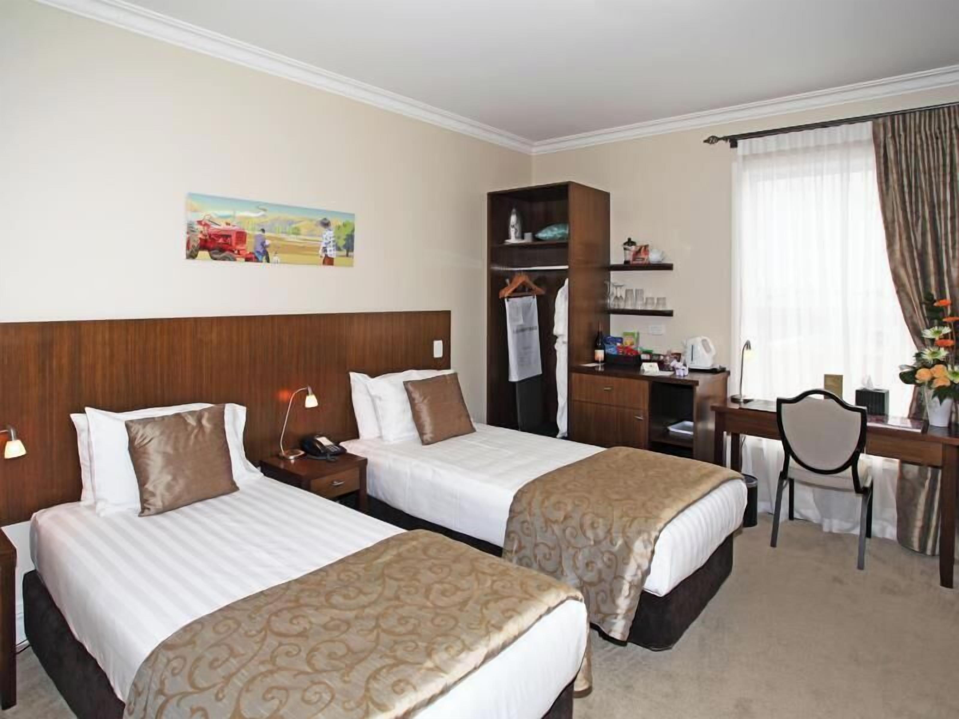 Minibar, caja de seguridad en la habitación y decoración personalizada 