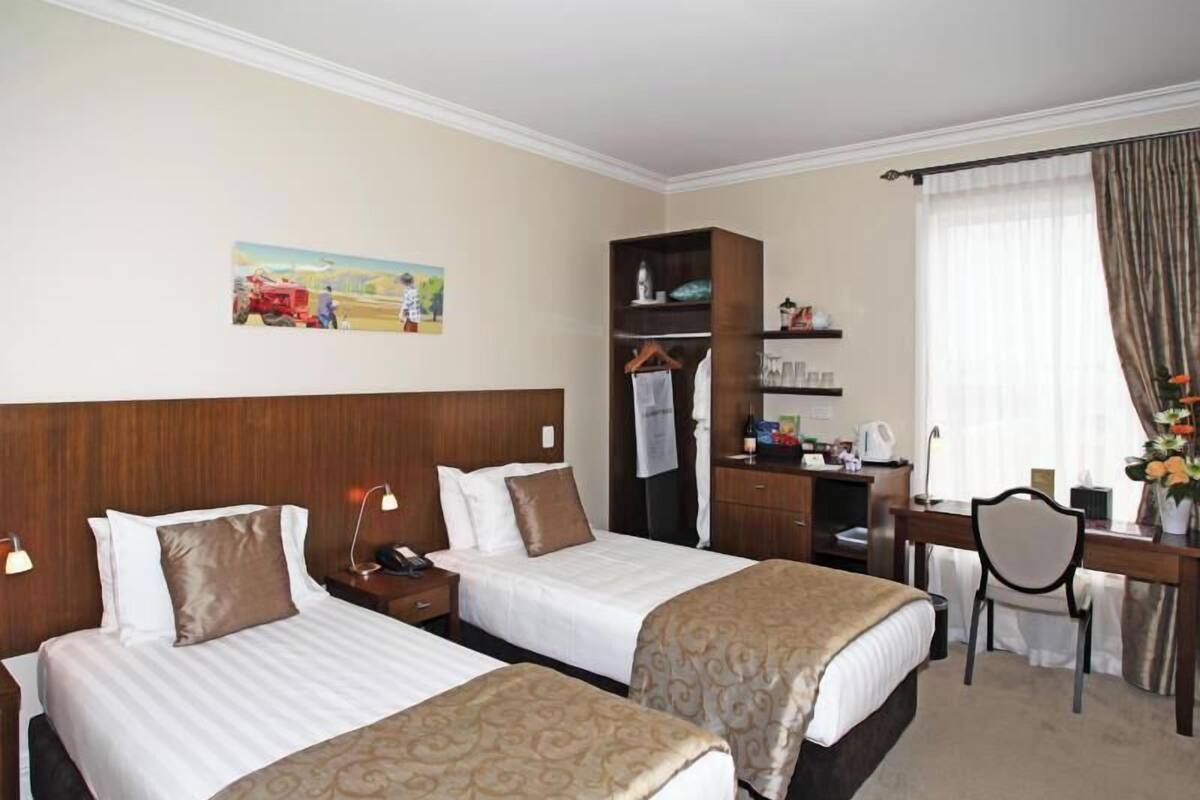 Minibar, caja de seguridad en la habitación y decoración personalizada