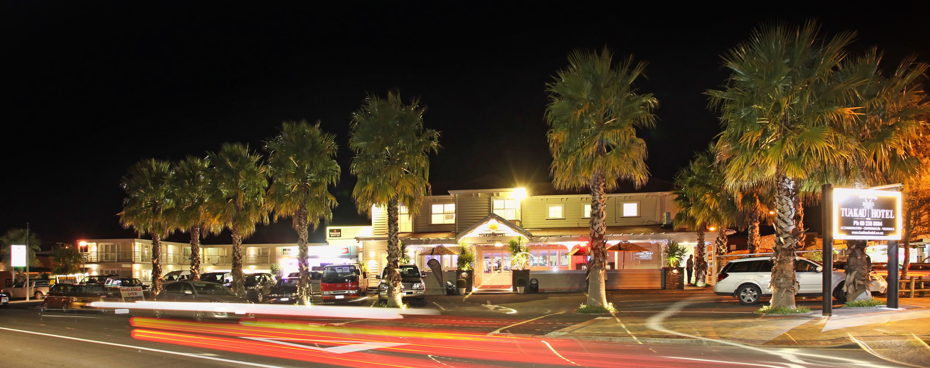 施設の正面 (日没後)