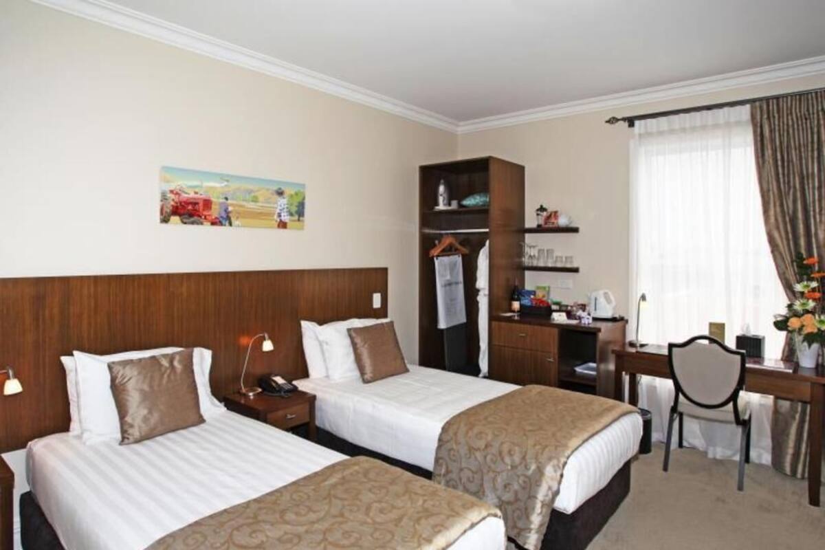 Minibar, caja de seguridad en la habitación y decoración personalizada