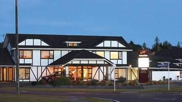 Façade de l’hébergement - soirée/nuit