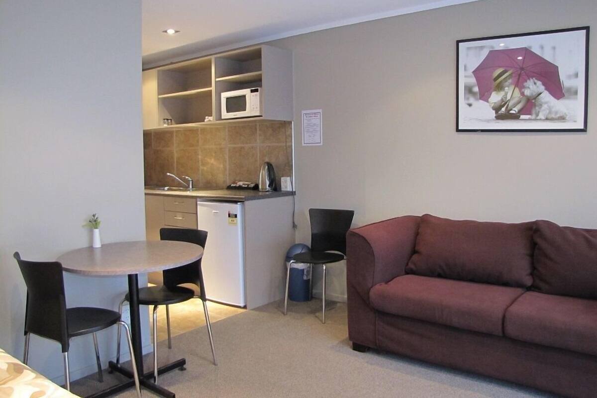 Studio Suite, 1 kamar tidur | Area keluarga | TV layar datar
