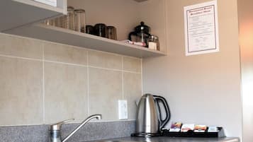 Tủ lạnh, dụng cụ pha cà phê/trà, ấm điện