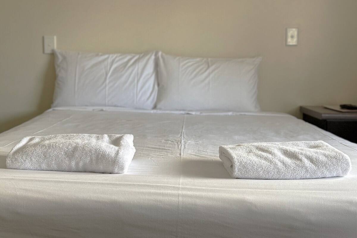 Kamar Double Basic | Wi-Fi gratis dan seprai linen