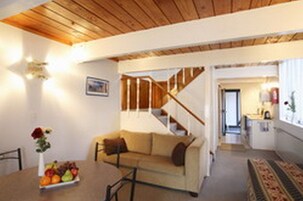 家庭房, 2 间卧室 | 起居区 | 平板电视