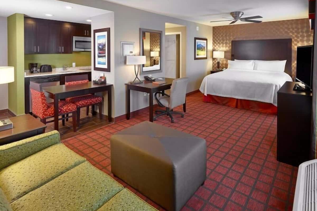 Hochwertige Bettwaren, Zimmersafe, laptopgeeigneter Arbeitsplatz