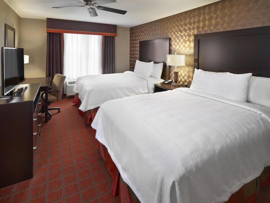 Premium bedding, in-room safe, laptop workspace, blackout curtains