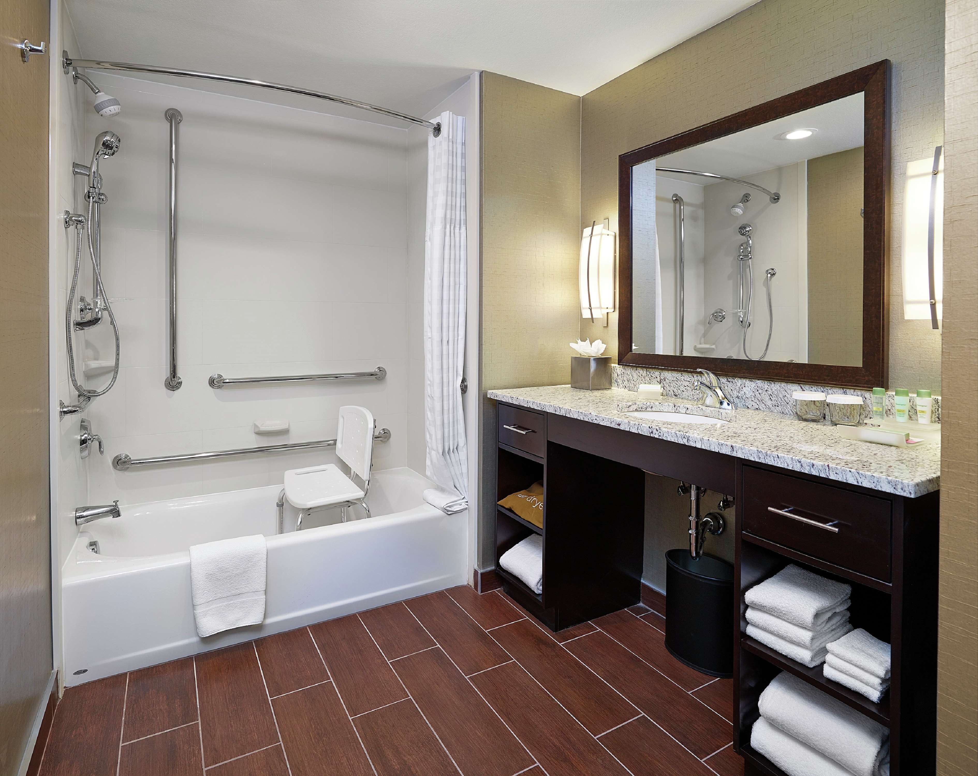 combined shower/bathtub, hair dryer, towels