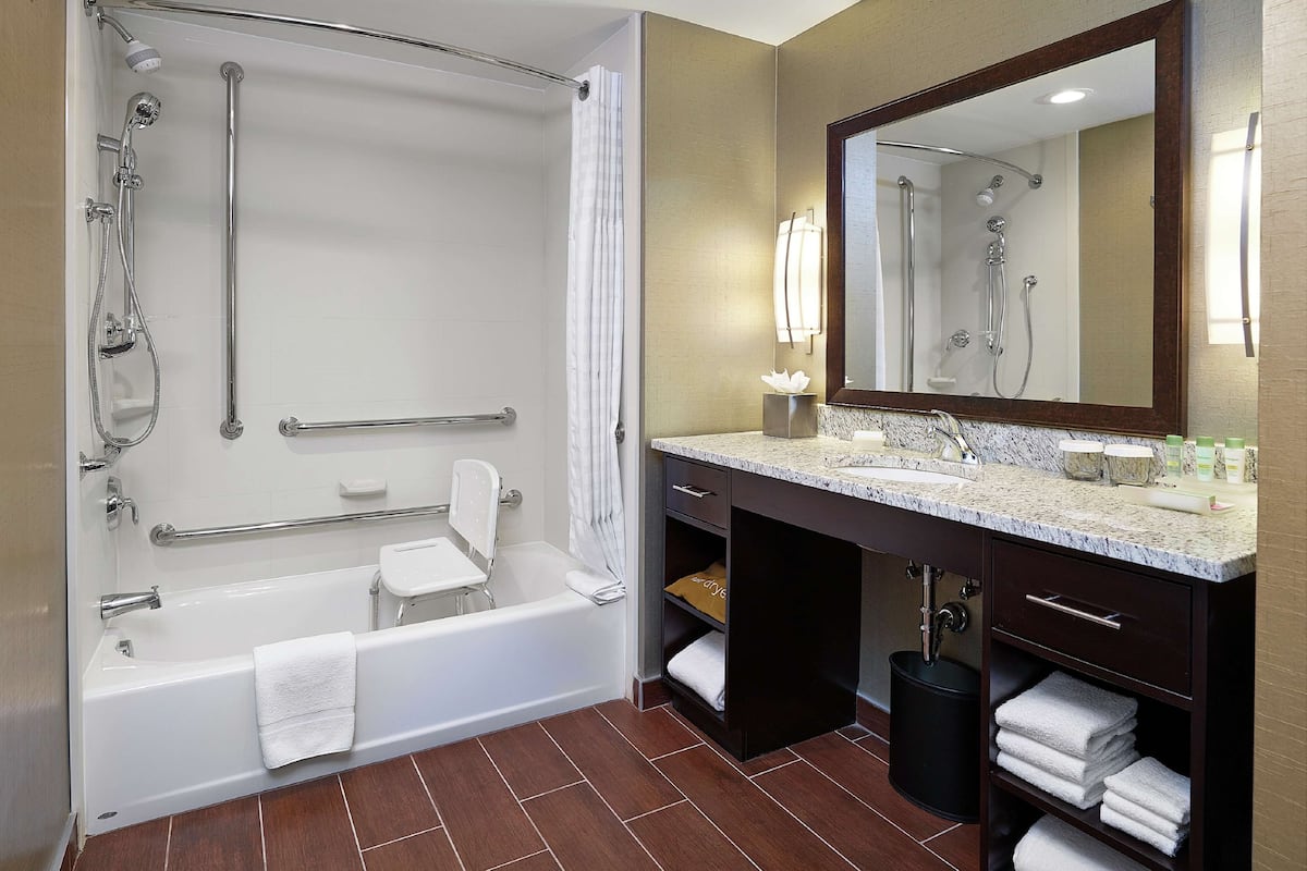 combined shower/bathtub, hair dryer, towels