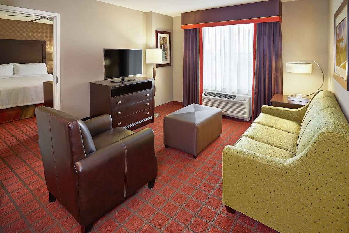 Premium bedding, in-room safe, laptop workspace, blackout drapes