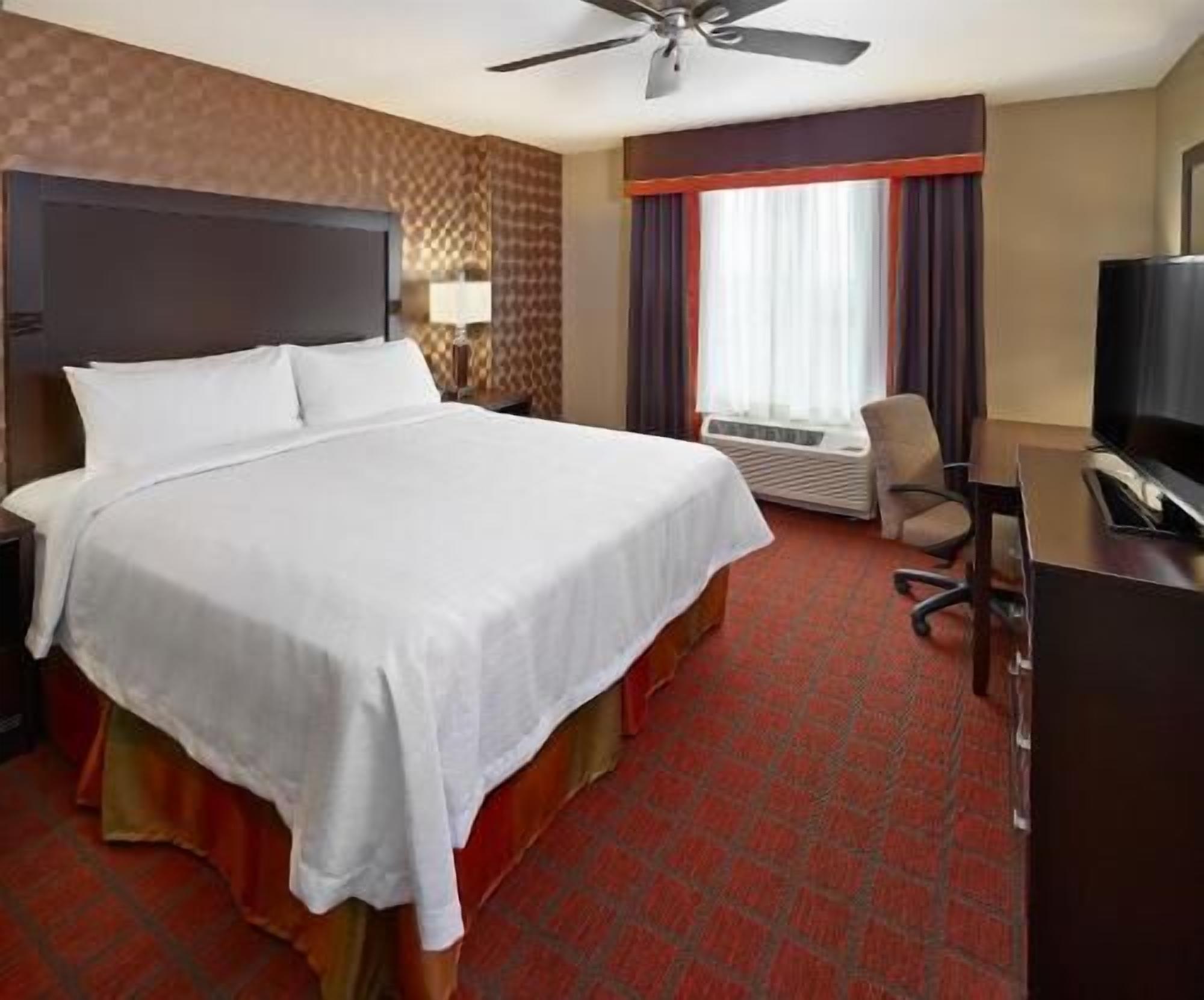 Premium bedding, in-room safe, laptop workspace, blackout curtains