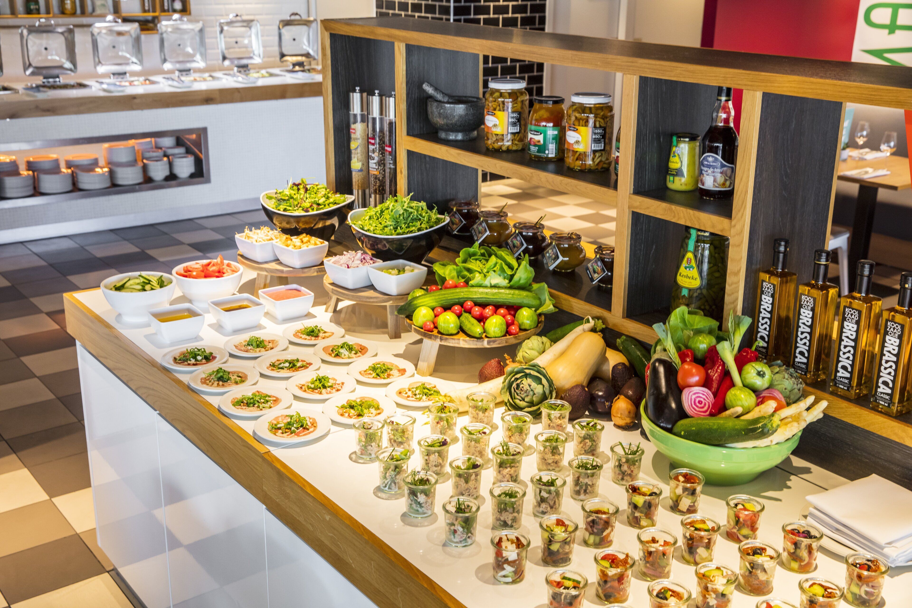 Ein Buffet mit verschiedenen Speisen und Beilagen.