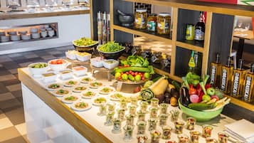 Ein Buffet mit verschiedenen Speisen und Beilagen.