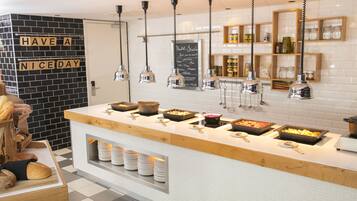 Dagelijks ontbijtbuffet (EUR 24.50 per persoon)
