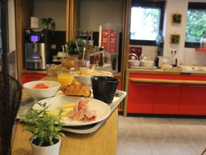 Daily buffet breakfast for a fee - ibis Soissons Hotel (Soissons)