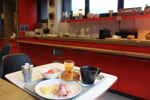 Desayuno buffet diario (EUR 13.50 por persona)