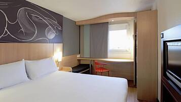 Desk, soundproofing, free cots/infant beds, free WiFi