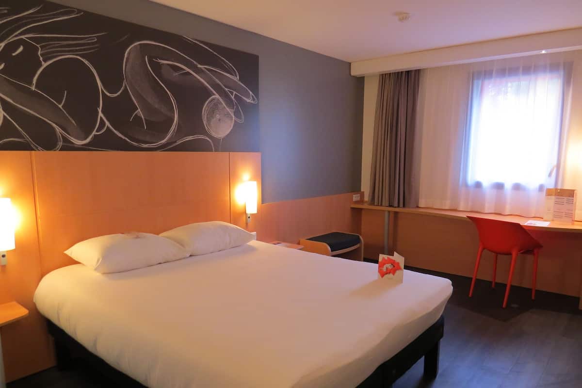 Standard Room, 1 Double Bed | Desk, soundproofing, free cots/infant beds, free WiFi