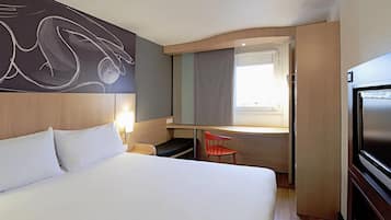 Desk, soundproofing, free cots/infant beds, free WiFi
