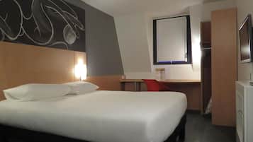 Desk, soundproofing, free cots/infant beds, free WiFi