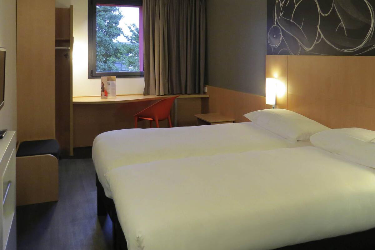 Standard Room, 2 Twin Beds | Desk, soundproofing, free cribs/infant beds, free WiFi