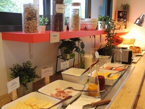 Tägliches Frühstücksbuffet gegen Gebühr