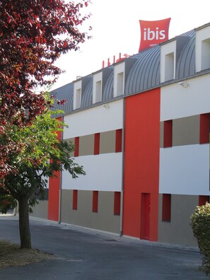 Vista frontal de la propiedad