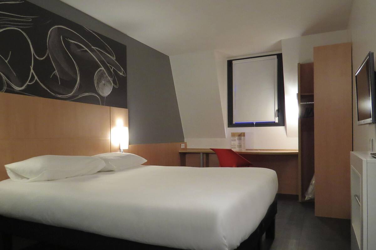 Desk, soundproofing, free cots/infant beds, free WiFi