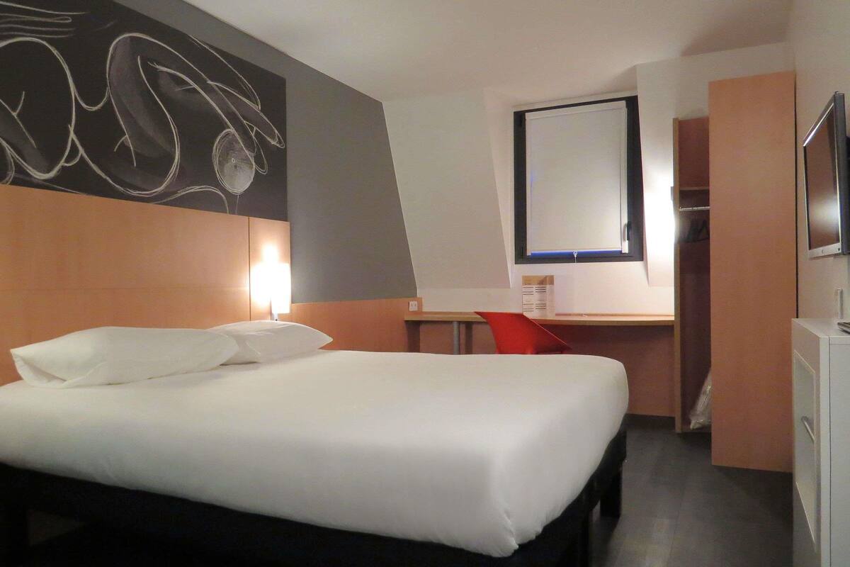 Classic Room, 1 Double Bed, Accessible | Desk, soundproofing, free cribs/infant beds, free WiFi