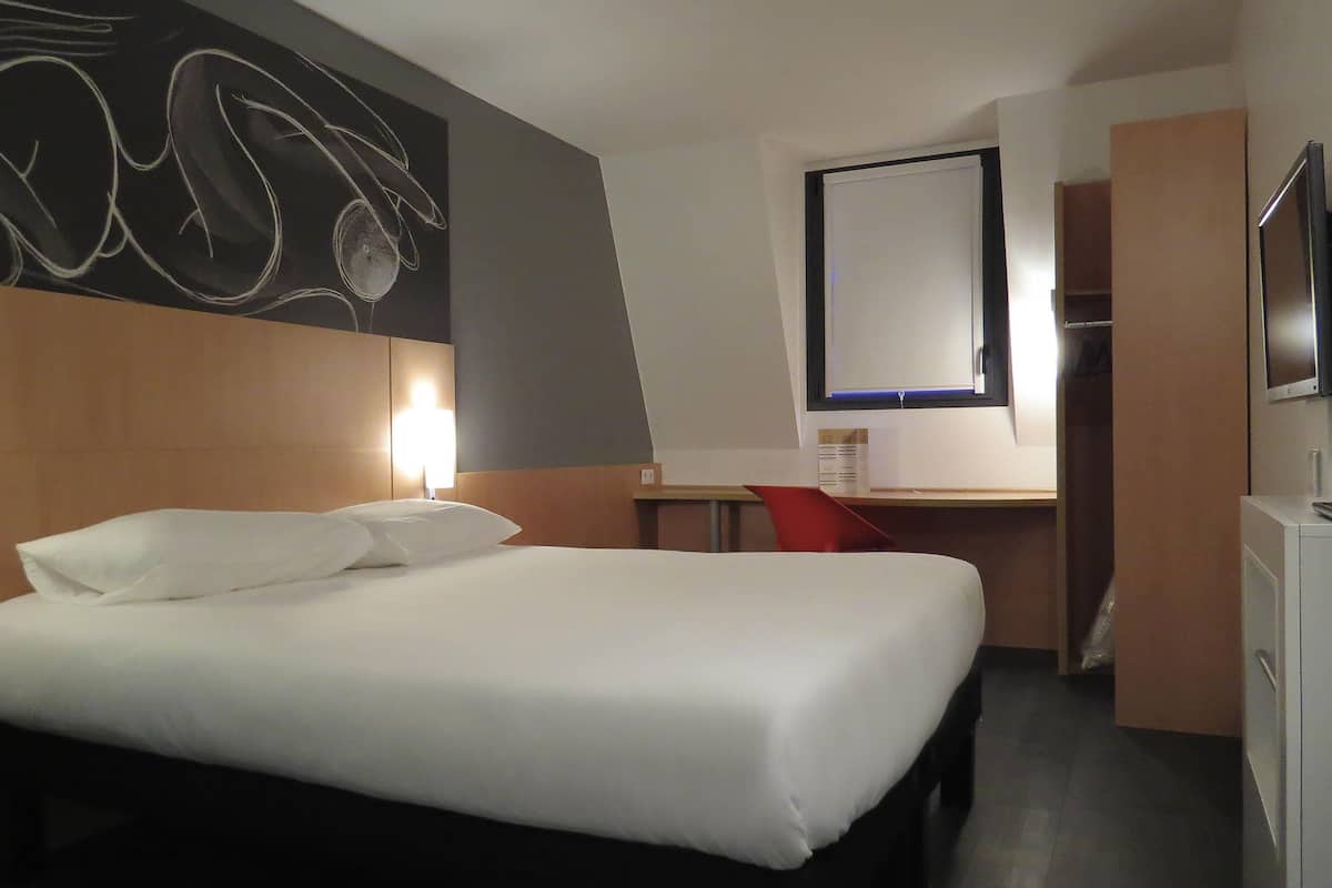 Habitación estándar, 1 cama doble | Escritorio, sistema de insonorización, cunas gratuitas y wifi gratis