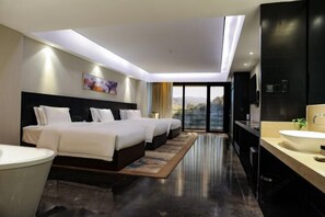 Een minibar, een kluis op de kamer, een wekker