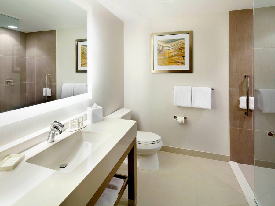 Un baño moderno con un lavamanos grande, inodoro y zona de ducha.