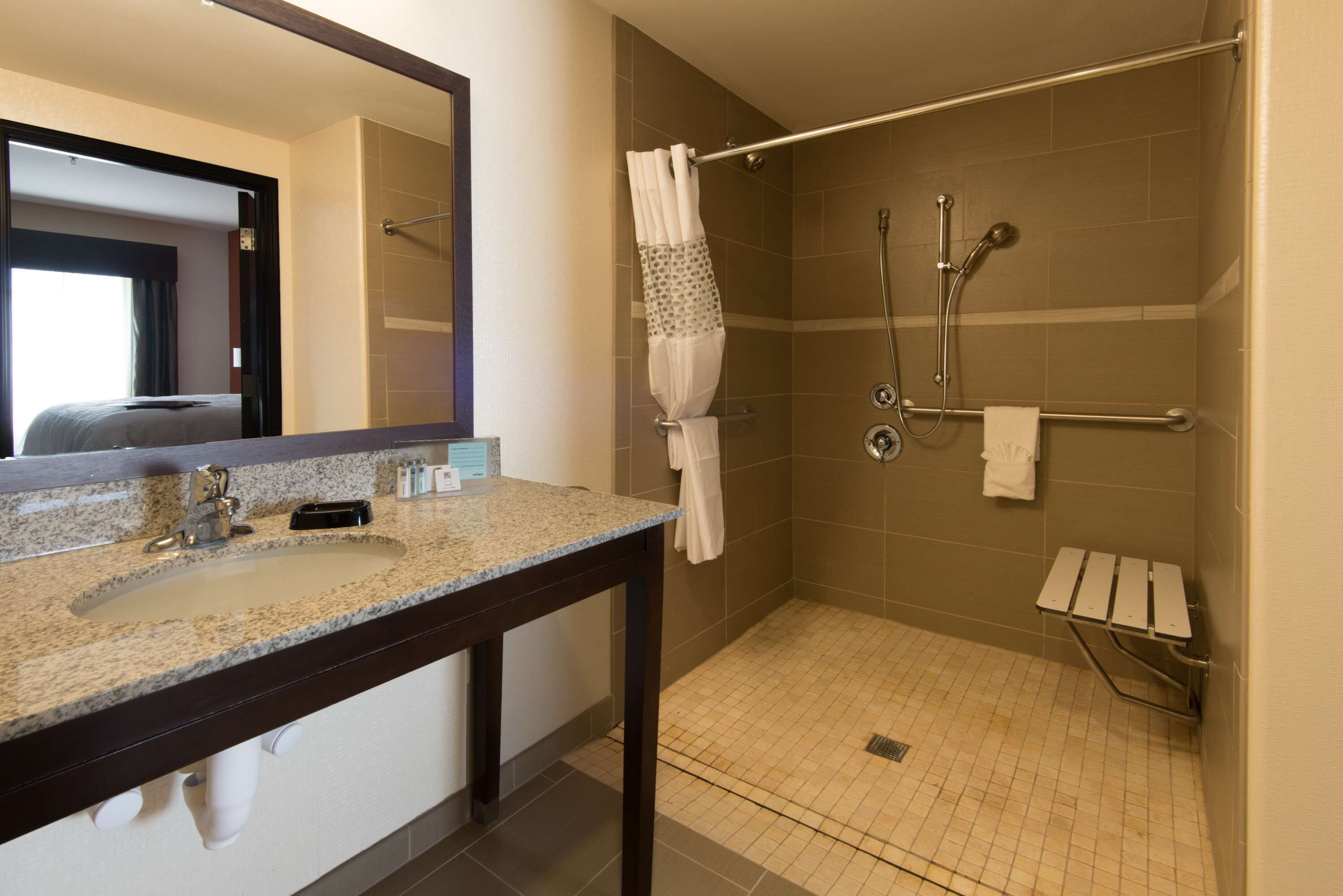 studio, accessible, non smoking | bathroom | combined shower/bathtub, hydromassage showerhead, free toiletries