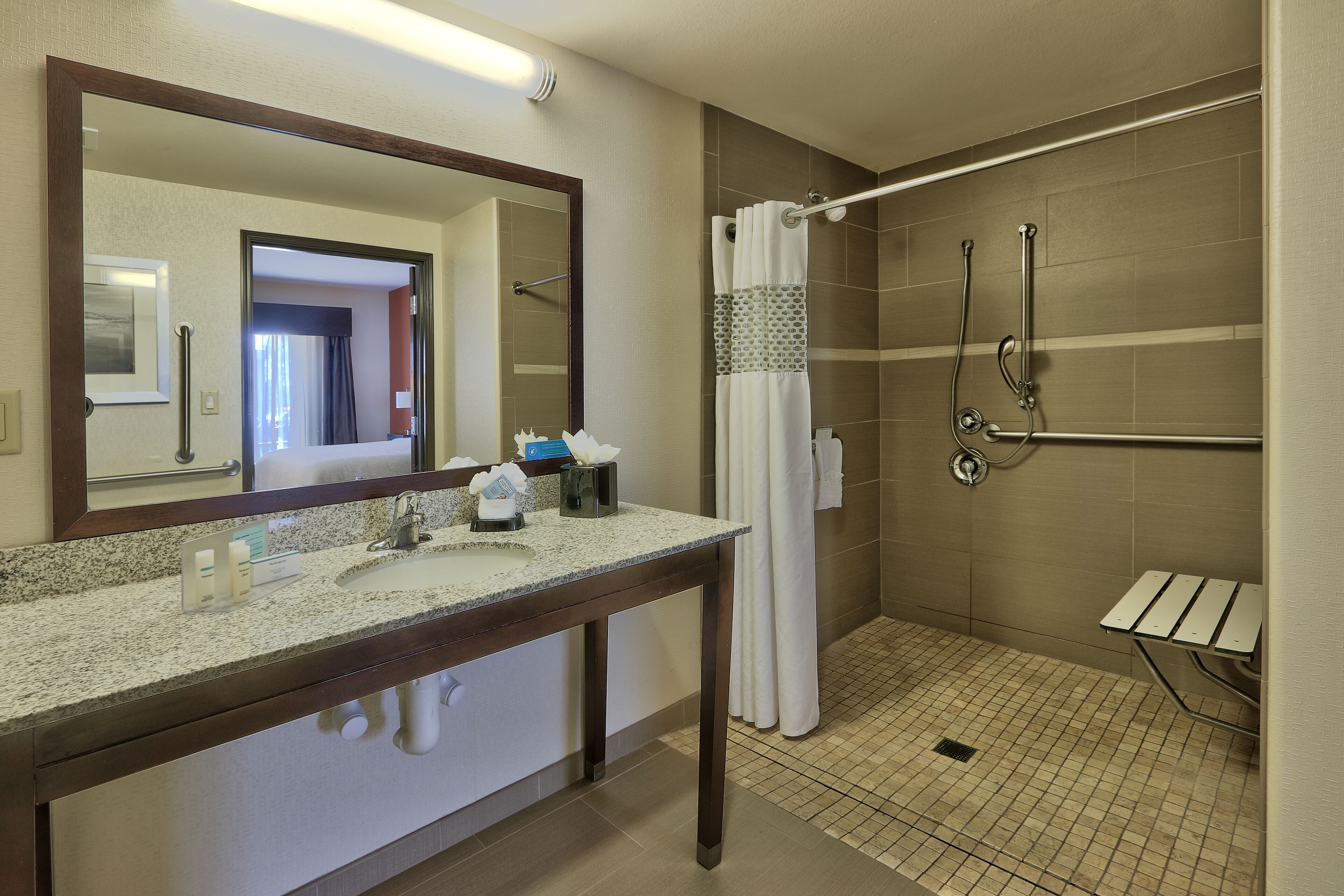 combined shower/bathtub, hydromassage showerhead, free toiletries