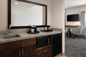 Studiosviitti, 1 suuri parisänky, jääkaappi ja mikroaaltouuni | Silitysrauta/-lauta, vauvansängyt, ilmainen Wi-Fi, vuodevaatteet