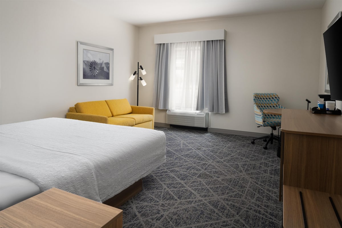 Kamar, 1 Tempat Tidur King, lemari es & microwave | Area keluarga | Televisi layar datar 42-inci dengan saluran TV kabel dan TV