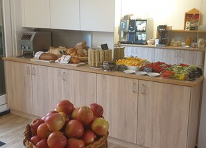 Tägliches inbegriffenes kontinentales Frühstück