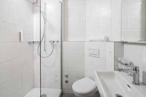 Double or Twin Room | Bathroom | Combined shower/bathtub, hair dryer, towels - Hotel Merkur Interlaken (Interlaken)