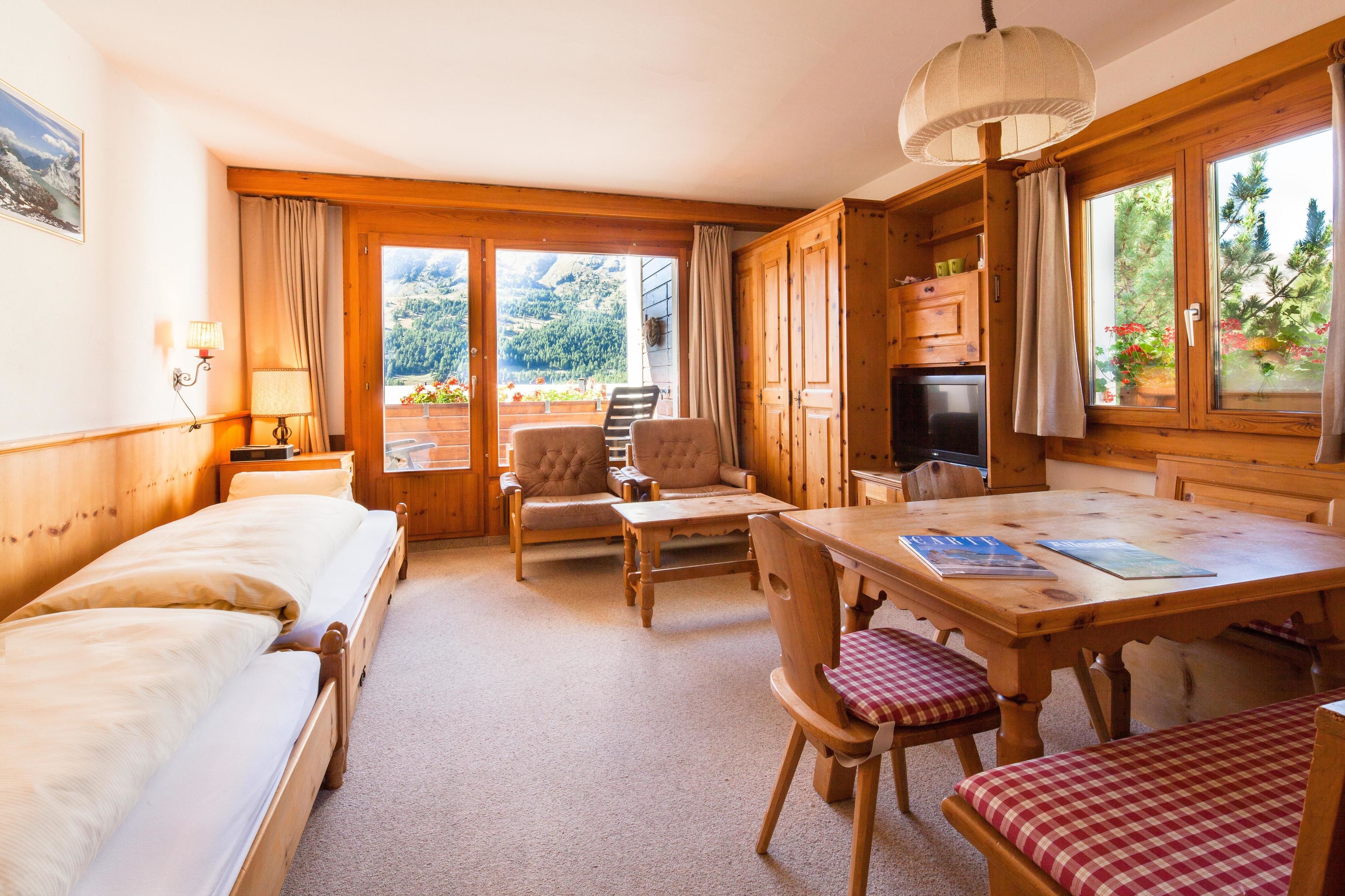 Standard-Doppelzimmer, Balkon, Bergblick | Minibar, kostenloses WLAN, Bettwäsche