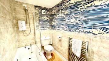 Apartemen, 1 kamar tidur (4th floor) | Kamar mandi | Shower, pengering rambut, dan handuk