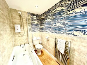 Huoneisto, 1 makuuhuone (4th floor) | Kylpyhuone | Suihku, hiustenkuivaaja, pyyhkeet