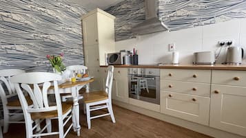 Apartment, 1 Bedroom (3rd floor) | Private kitchen | Fridge, microwave, stovetop, toaster