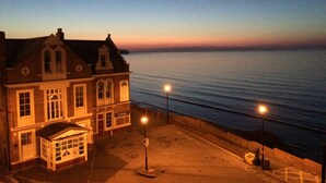 A coastal building with a cinema, a small pavilion, and a street lamp. - Fayvan Apartments (Whitby)