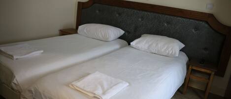 Caja de seguridad en la habitación, escritorio y cortinas blackout