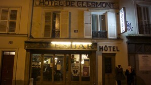 Hotel de Clermont con un bar y un cartel que anuncia un evento deportivo.