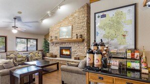 Una sala de estar acogedora con chimenea, un mapa en la pared y una estación de café.