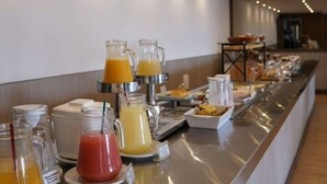 En buffet med forskellige drikkevarer og mad.