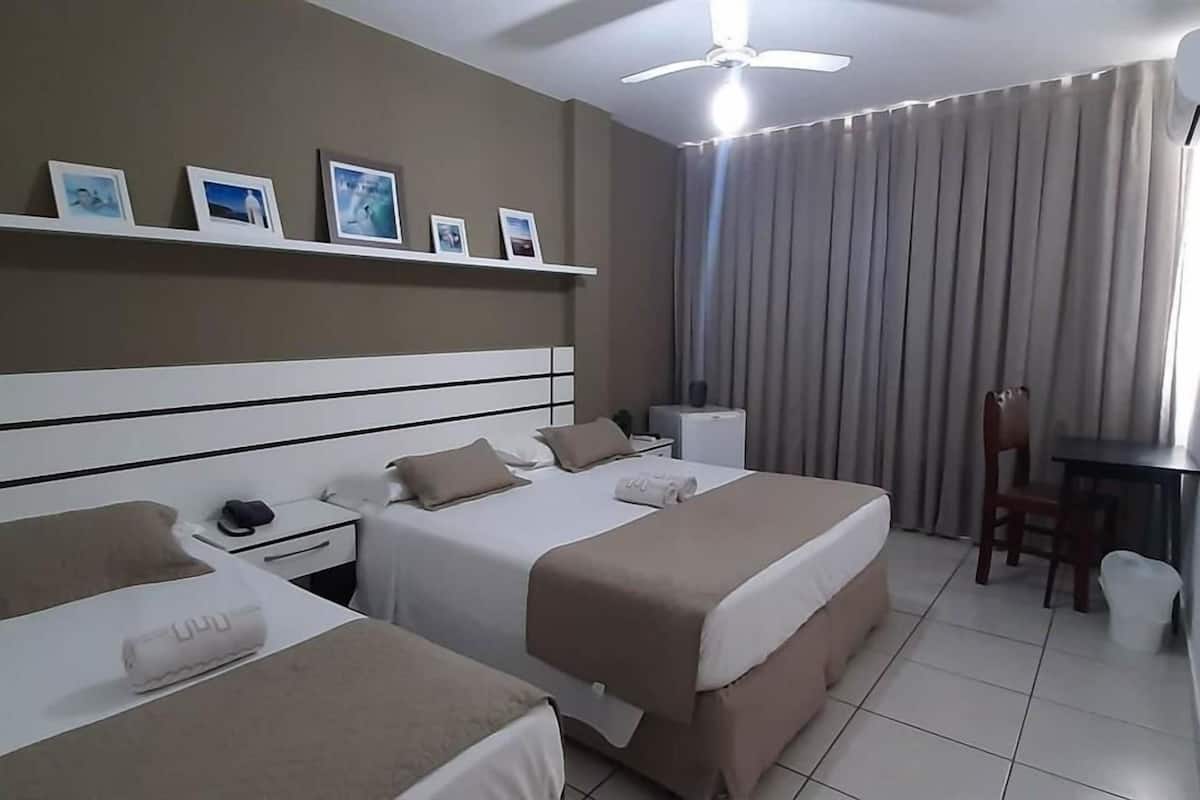 Een minibar, een kluis op de kamer, gratis wifi, beddengoed