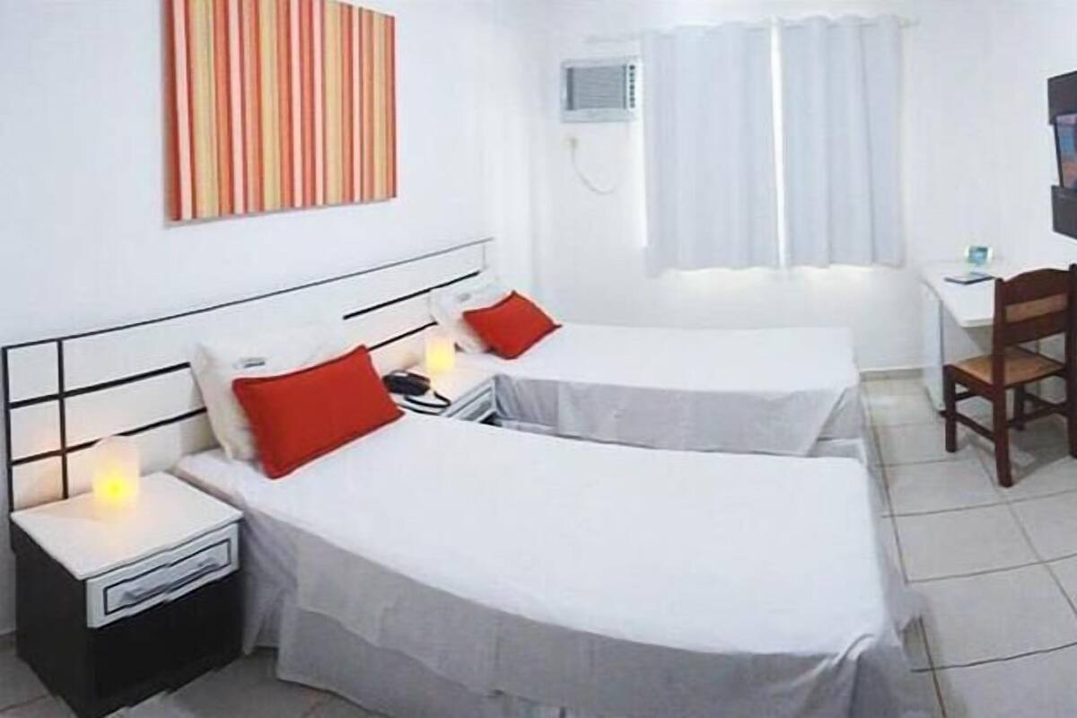 Minibar, caja de seguridad en la habitación, wifi gratis y ropa de cama 