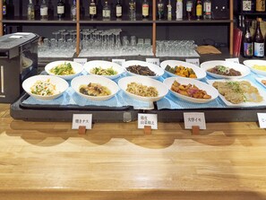 Tägliches Frühstücksbuffet (1800 JPY pro Person)